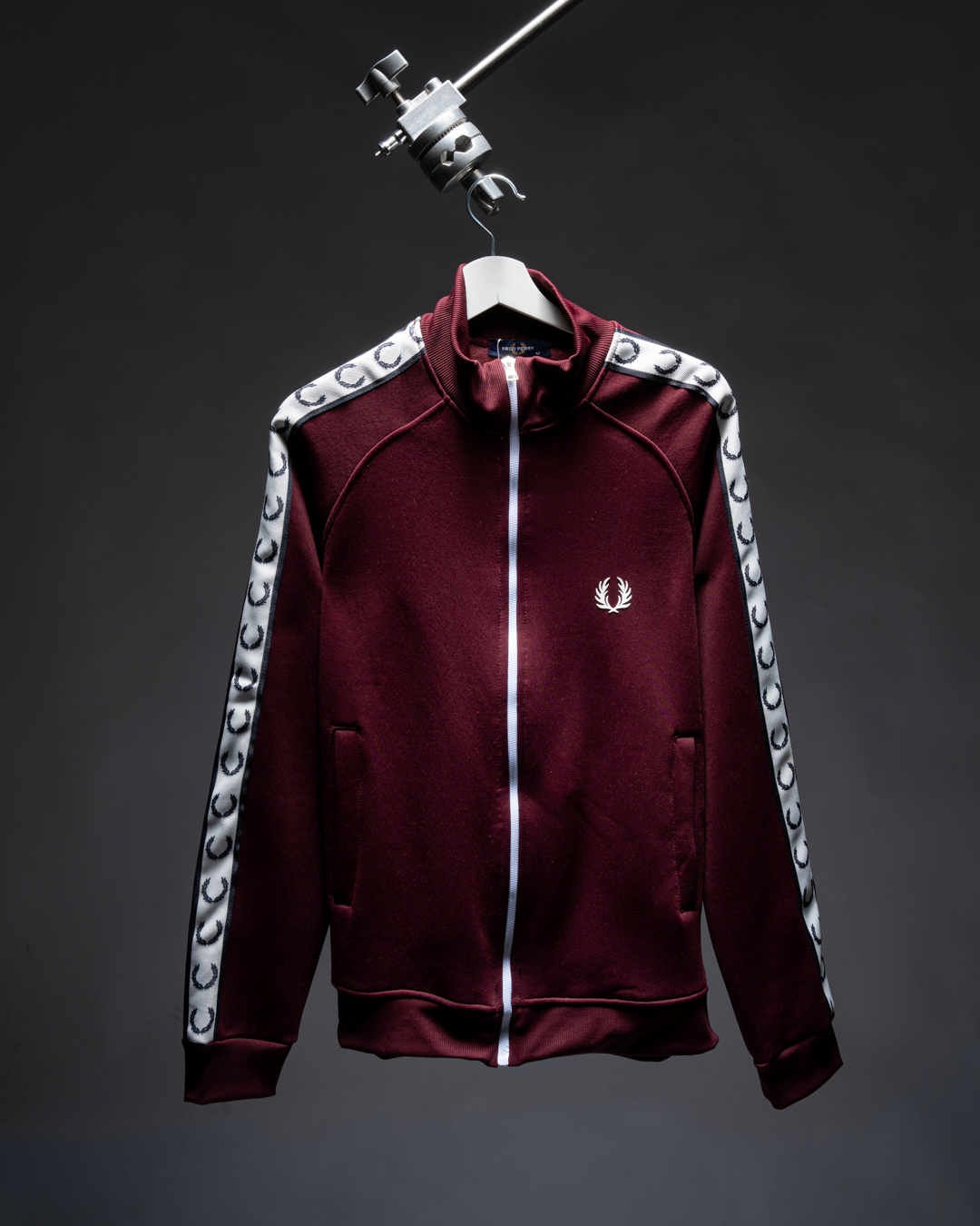 سويتشيرت Fred Perry سوستة كاملة – ستايل رياضي أنيق بخامة تقيلة