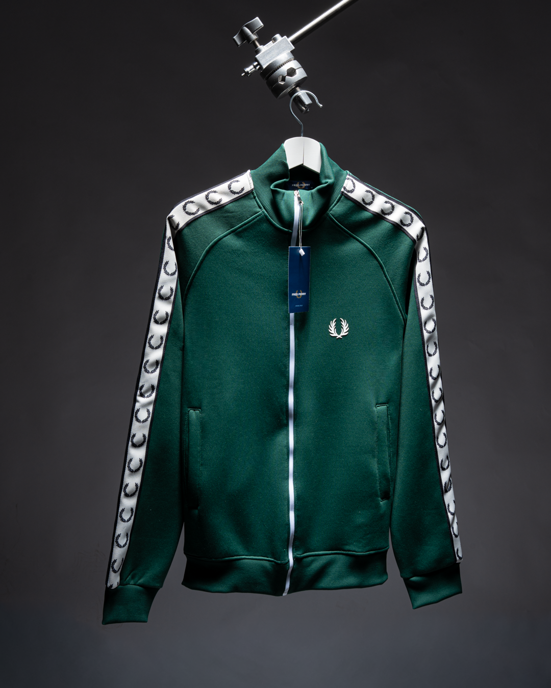 سويتشيرت Fred Perry سوستة كاملة – ستايل رياضي أنيق بخامة تقيلة
